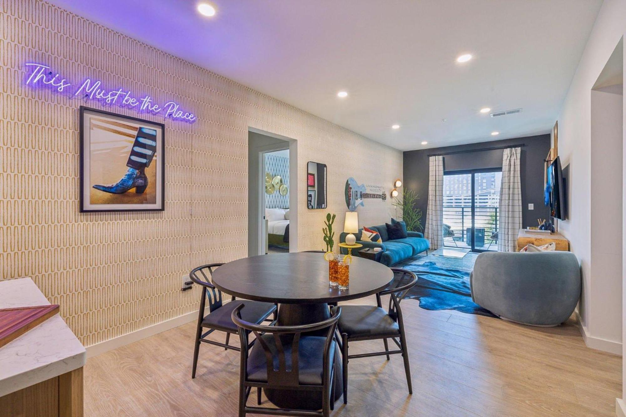 Holiday home Hyve - Harmony Strum - Walk To Broadway - Pool & Gym