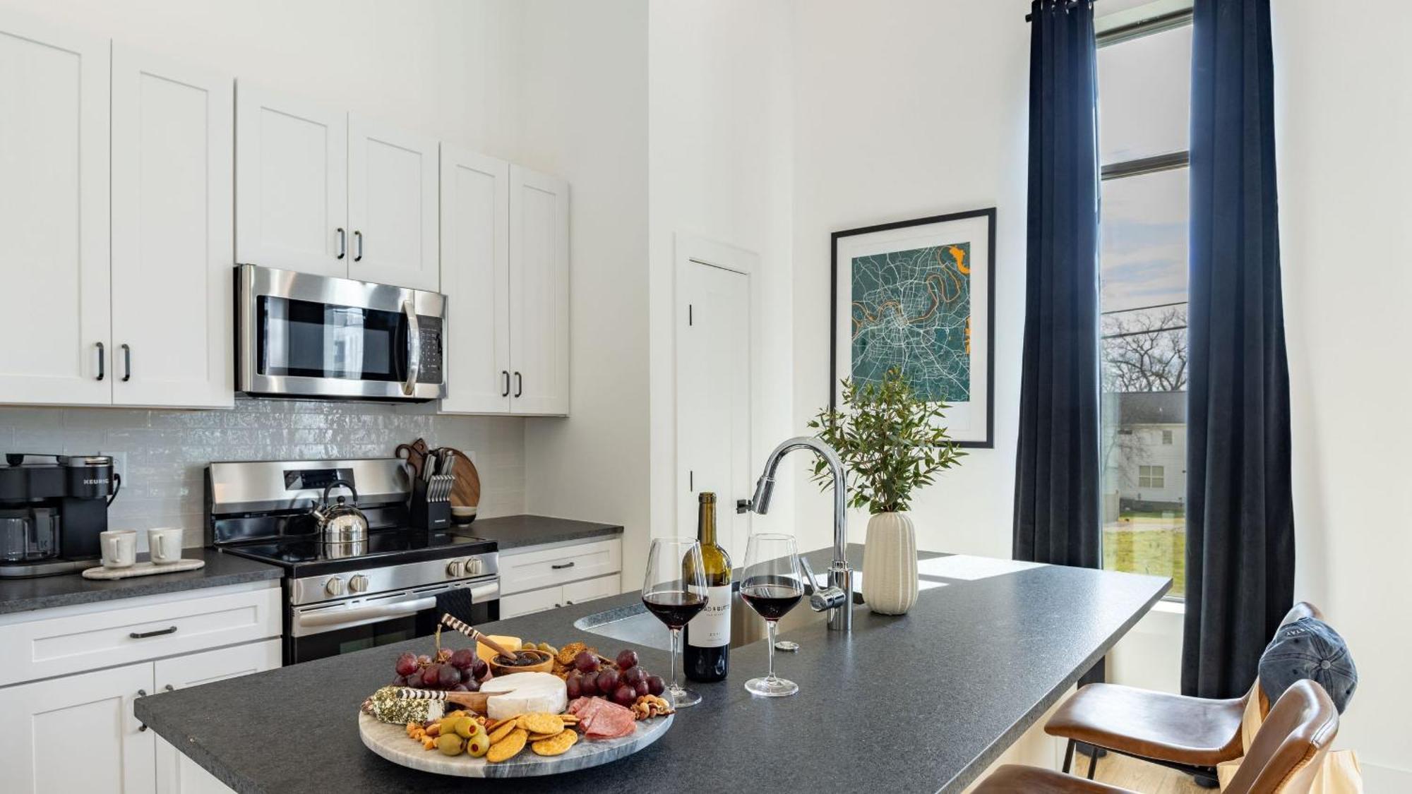 Holiday home New Build 2 Minutes From Downtown Dining Entertainment