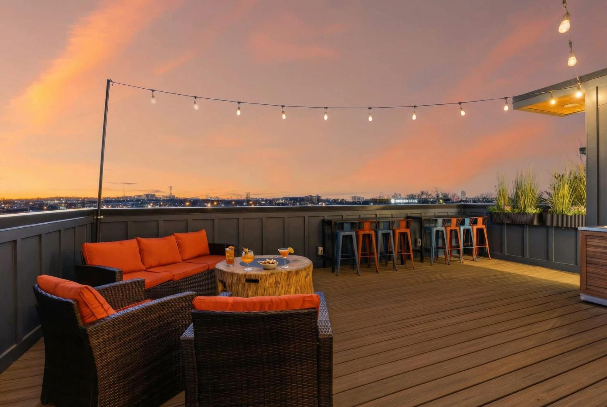 Hot Tub Poker Pool Table & Rooftop Mls View