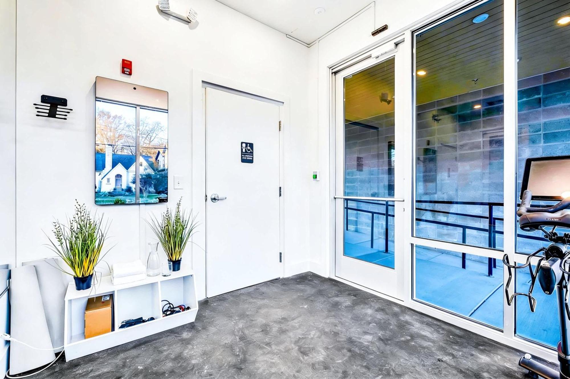 Apartment Rooftop Views Stylish Decor Nash Downtown Access *