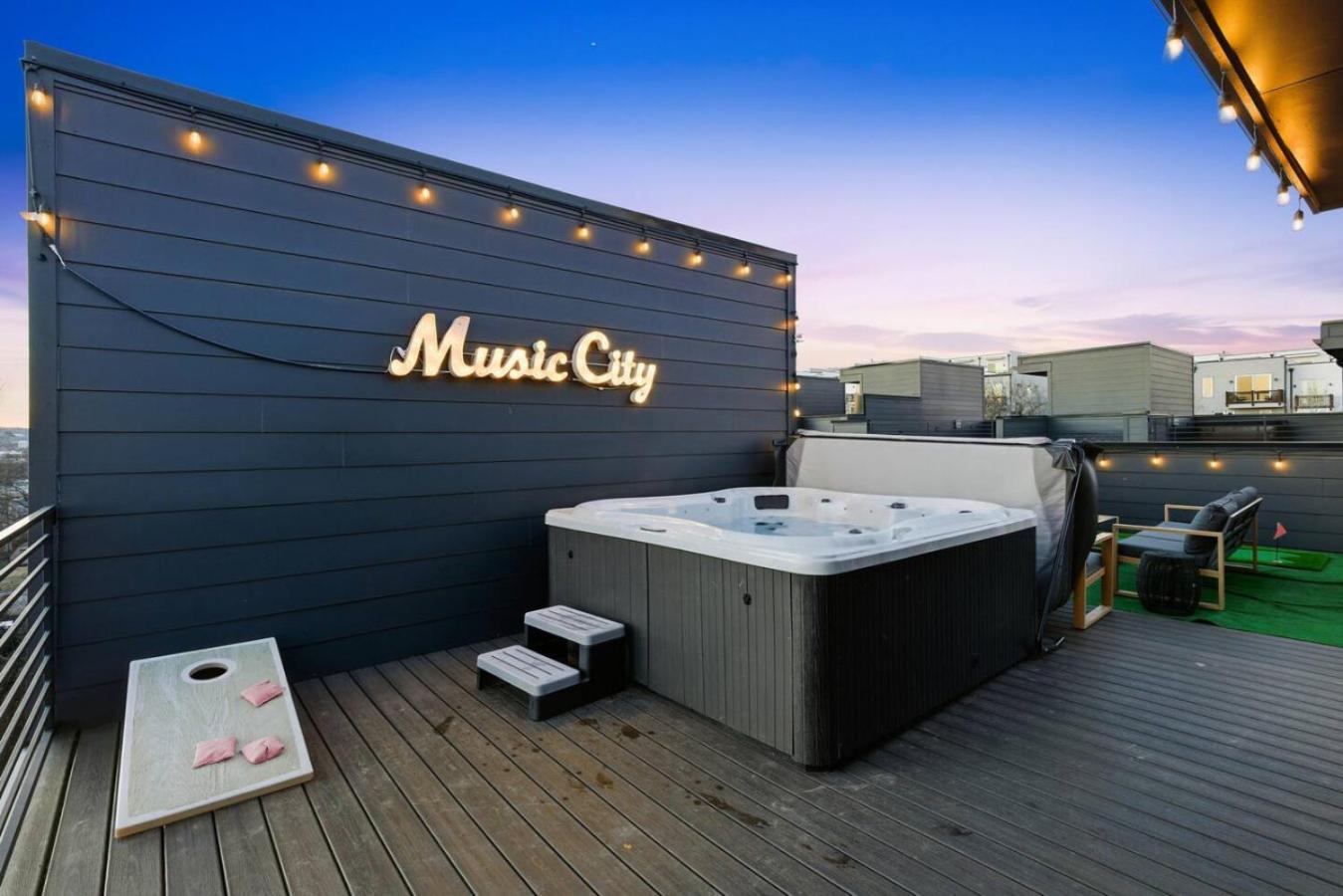 View With Hottub Rooftop Arcade Game And Parking
