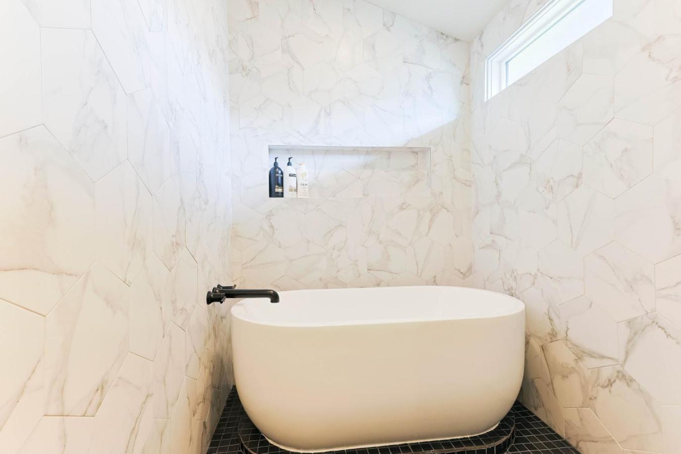 Modern Retreat 4 Bedroom 3 5 Ba Walk To East Nash Gems *