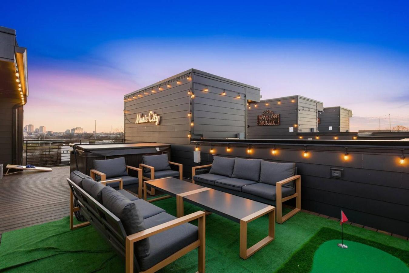 Holiday home View With Hottub Rooftop Arcade Game And Parking Nashville