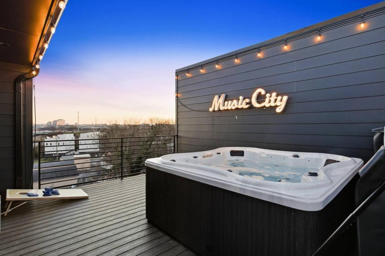 View With Hottub Rooftop Arcade Game And Parking Holiday home
