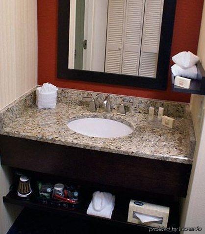Courtyard By Marriott Downtown Hotel