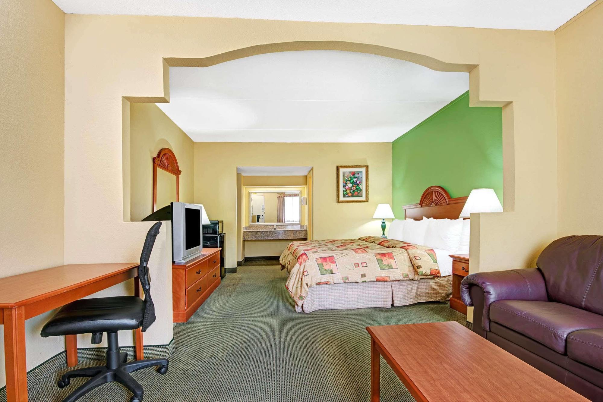 Super 8 By Wyndham Near Downtown / I-40 Hotel