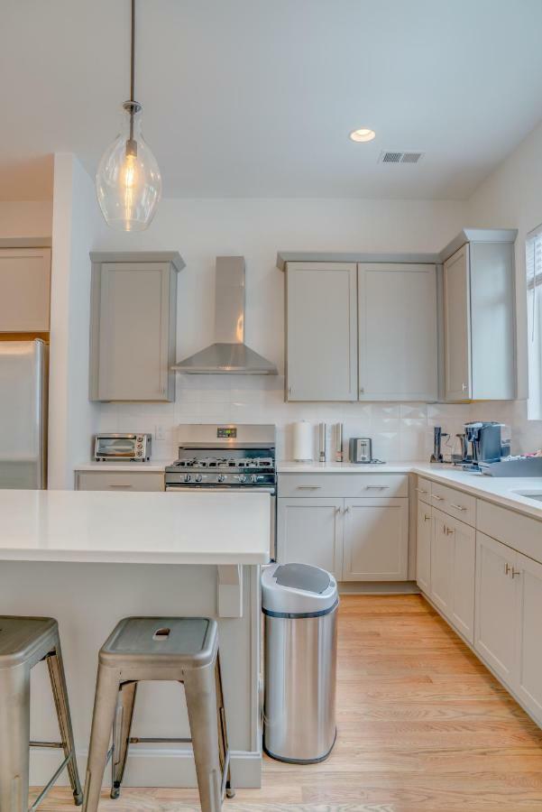 Holiday home 2 Rooftops Movie Theater 20 Guests - Luxury Downtown Views 2 Miles From Broadway *