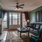 Vacation Home 5 Mins To Down Town 2 Bedrooms 2 Baths Garden Area Hot Tub