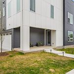 Vibrant Designer House With Roof Deck & Garage Near Dt
