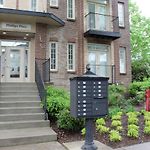 West End Townhome With 2 En-Suites And Free Private Parking