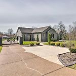 Beautiful Nashville Home Near Downtown W/ Hot Tub!