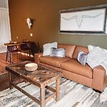 Cozy Cabin - 2 Miles To Broadway & Free Parking