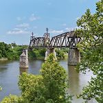 River View 2-Bedroom Apartment With Free Garage Parking