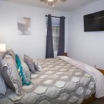 Elegant 3 Bedroom Apt With Free Parking And Balcony