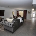 Elegant 3 Bedroom Apt With Free Parking And Balcony
