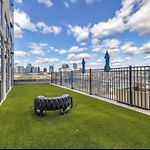 Spacious Castle W Gym Pool Free Parking I Walk To Dowtown N Broadway