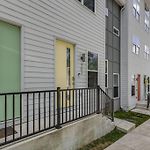 New Townhome 5 Mins To Broadway Sleeps 8