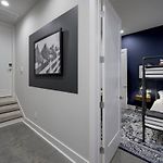 New Lux Townhome 6 Mins To Dt Rooftop Sleeps 12