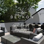 Gated Luxe Home With Rooftop, Bunk Room, & Parking, Sleeps 10 With King Suite, Queen Rooms & Custom Bunks, Gourmet Kitchen With Wine Fridge, Rooftop Patio, Dog Friendly, Dedicated Parking, Mins From Downtown And Broadway, 24 Hour Hospitality