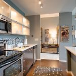 Smart, Stylish Music City Condo - Concierge, Restaurants, Gym, Rooftop Patio, Parking