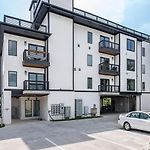 2-Bedroom Penthouse With Rooftop & Free Parking
