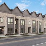 Modern Home With Large Patio Plus Rooftop Deck And Garage
