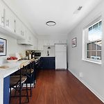 The Blue Bungalow - 4 Beds And 7 Mins To Broadway!
