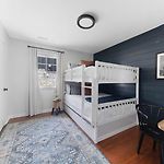 The Blue Bungalow - 4 Beds And 7 Mins To Broadway!