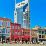 2 Chic Lofts Right On Broadway Strip Sleeps 10