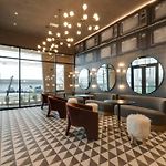 Top Floor Neo Suite, Walk To Broadway & Views