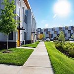 Urban Oasis Spacious King Bed Free Parking