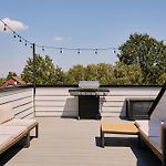 Stylish 3 Bed Retreat, Rooftop, Parking, Sleeps 10, Ensuite Baths, Bunk Room, Gourmet Kitchen, Cozy Living Space, Rooftop Views & Fire Table, Near Downtown, Distilleries & Marathon Village, 24 Hr Hospitality
