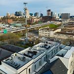Stylish 4Bed Retreat With Rooftop, Garage, Peloton, Sleeps 12, Fire Table, Gourmet Kitchen, Cozy Living Space, Dedicated Parking, Near Distilleries, Marathon Village And Nightlife, Chic Skyline Views, 24 Hour Hospitality