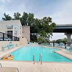 Stunning Riverfront Getaway In Downtown Nashville