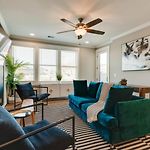 Stunning Nations Condo Minutes From Broadway