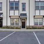 Beautiful Music City Townhome Great Location