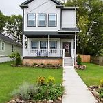 Gorgeous Downtown Pad 3 Bedroom 2.5 Bath Large Patio
