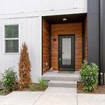 Modern Downtown Home Brand New Great Location