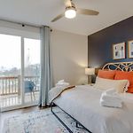 Skyline Views Romantic Fun Downtown Location