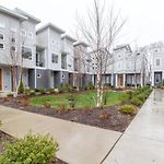 Ultra Modern Pad Minutes To Downtown Comfortable Beds