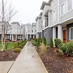 Ultra Modern Pad Minutes To Downtown Comfortable Beds