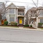 Vibrant Trendy Two Bedroom Home Near Marathon Village