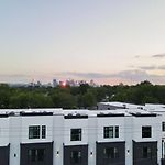 East Nash Superstar- Skyline Views Terrace- Mural