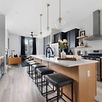 The Bluestem - Stylish Design, Rooftop With Firepit!