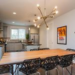 2 Chic Townhomes Near Geodis Sleeps 22