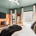 Layla\'S Downtown Nash Retreat | Walk To Broadway - Pool, Gym, Private Balcony, And More!