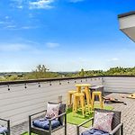 Spacious Nashville Home Sleeps 12 Rooftop Lounge