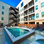Let Er Buck On Music Row, Mins To Broadway With Pool, Gym, Balcony