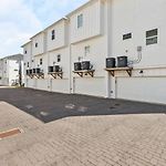 Upscale Townhome 3 Miles To Downtown With 2 Car Garage