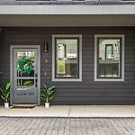 Luxe Home With Gated Parking Private Balcony And 4 Miles To Downtown